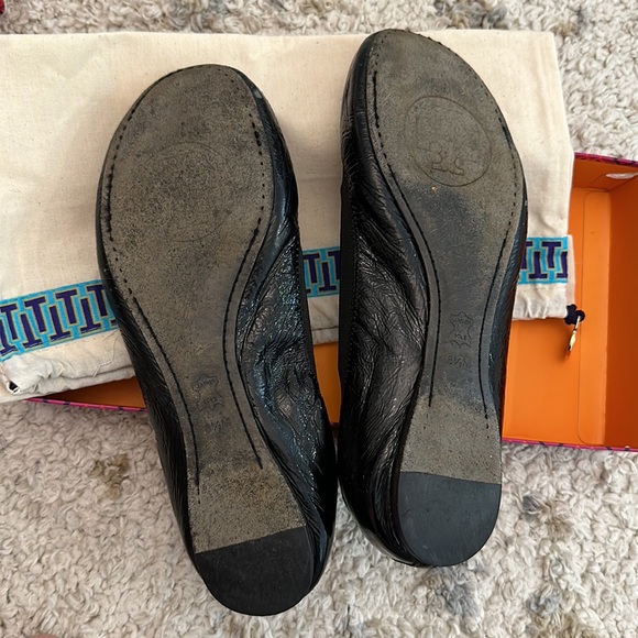 Black patent & gold Tory Burch flats - Picture 5 of 5